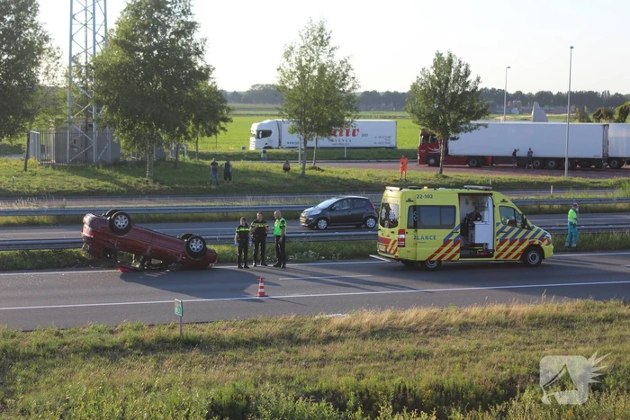 Auto belandt op zijn kop op snelweg