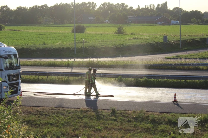 Auto belandt op zijn kop op snelweg