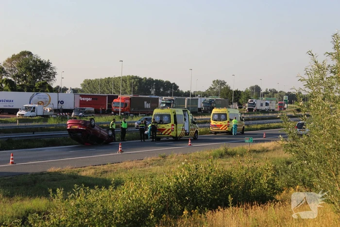 Auto belandt op zijn kop op snelweg