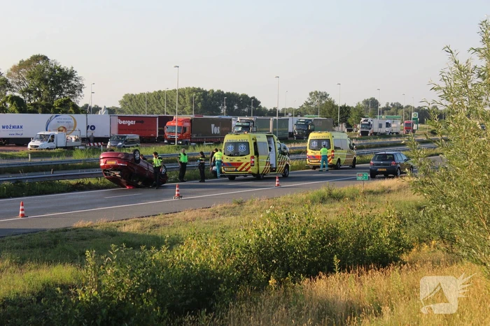 Auto belandt op zijn kop op snelweg