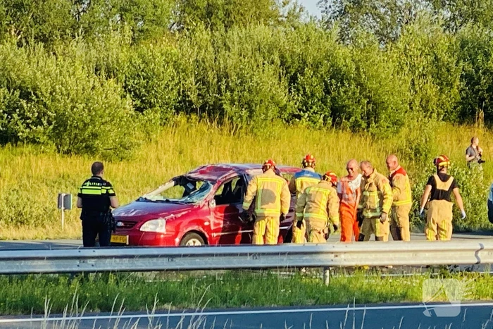 Auto belandt op zijn kop op snelweg