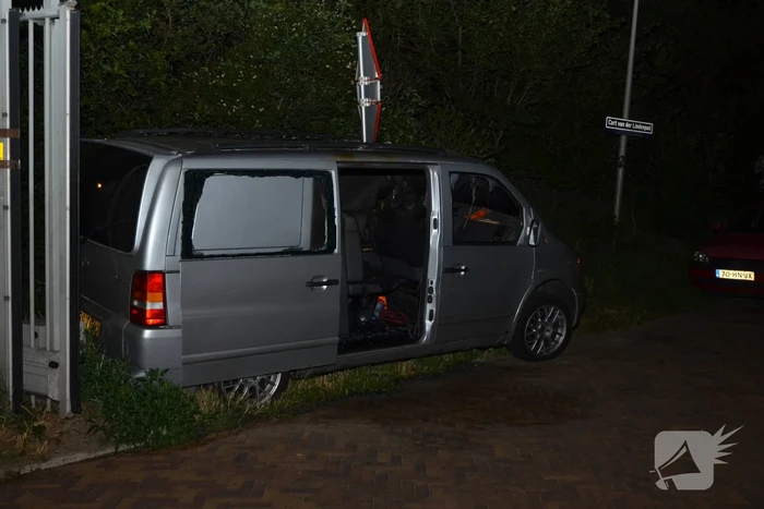 Geparkeerd busje brandt uit