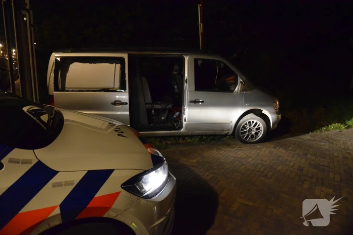 Geparkeerd busje brandt uit