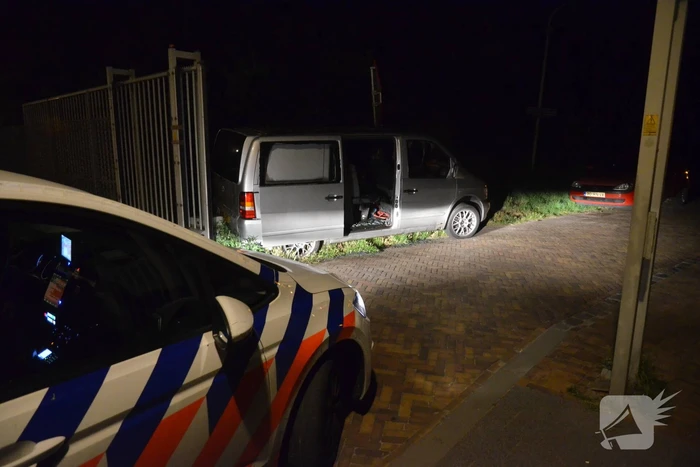 Geparkeerd busje brandt uit
