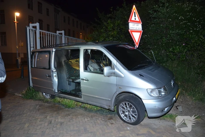 Geparkeerd busje brandt uit
