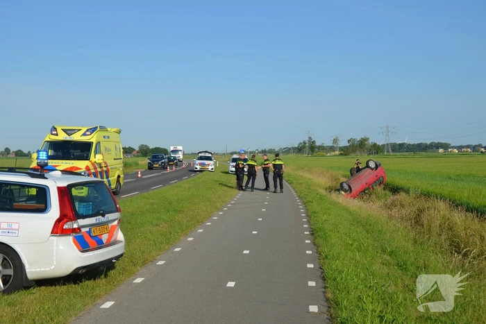 Auto belandt op de kop in greppel