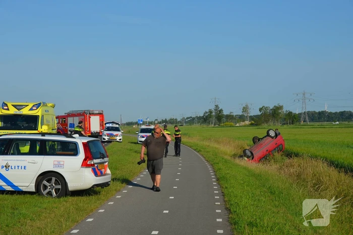 Auto belandt op de kop in greppel