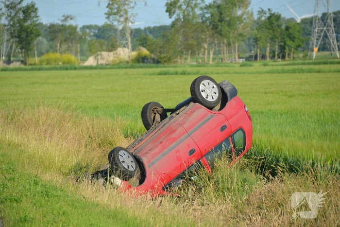 Auto belandt op de kop in greppel