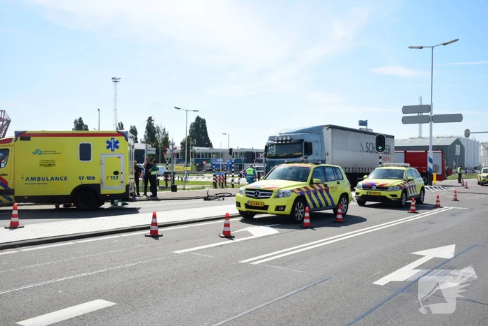 Fietser aangereden door vrachtwagen