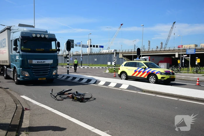 Fietser aangereden door vrachtwagen