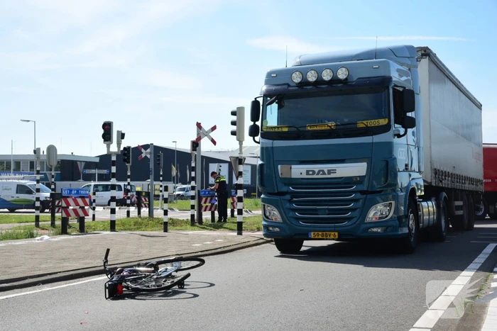 Fietser aangereden door vrachtwagen