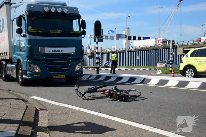 Fietser aangereden door vrachtwagen