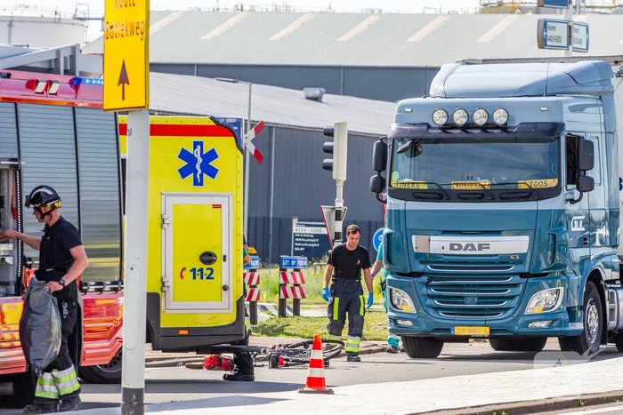Fietser aangereden door vrachtwagen