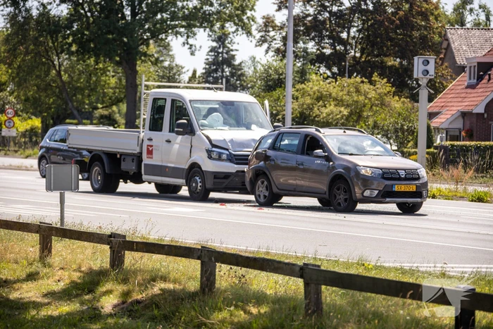 Bakwagen botst achterop personenwagen