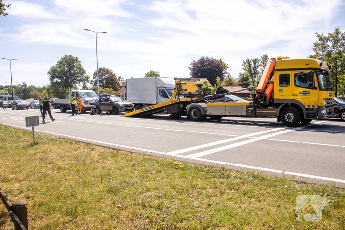 Bakwagen botst achterop personenwagen