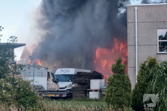 Grote uitslaande brand in bedrijfspand