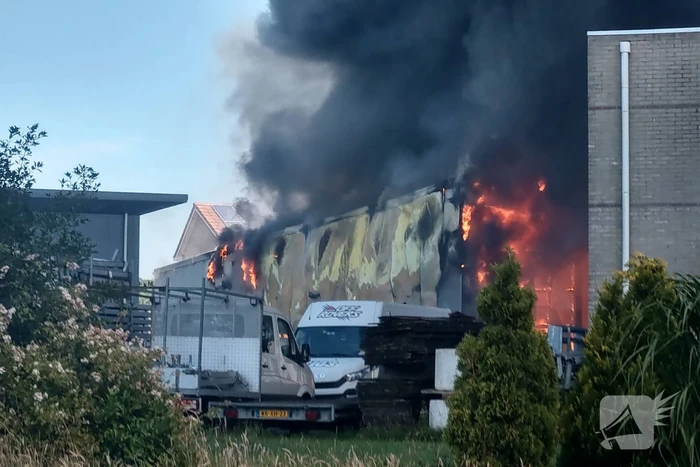 Grote uitslaande brand in bedrijfspand