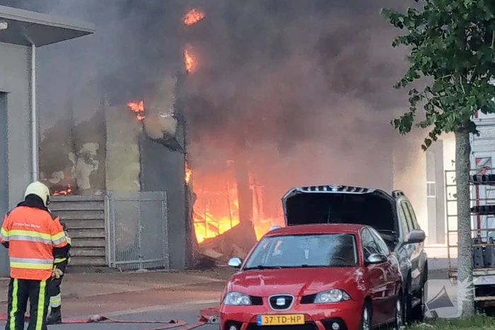 Grote uitslaande brand in bedrijfspand