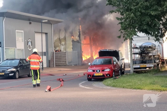 Grote uitslaande brand in bedrijfspand
