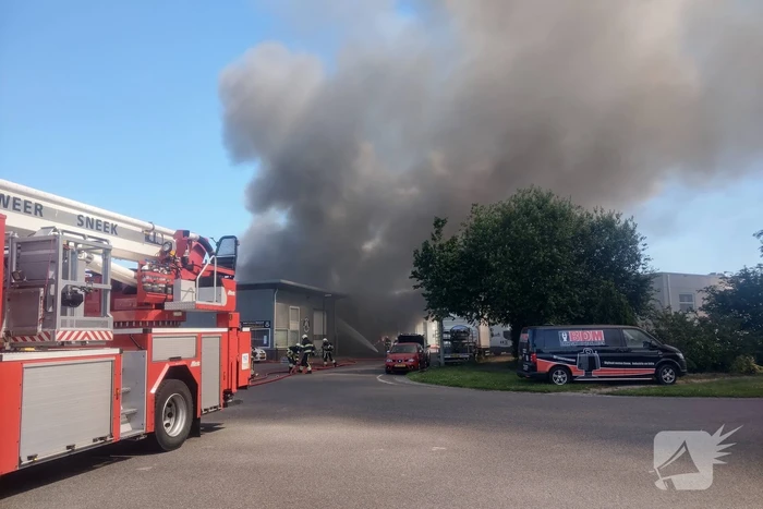 Grote uitslaande brand in bedrijfspand