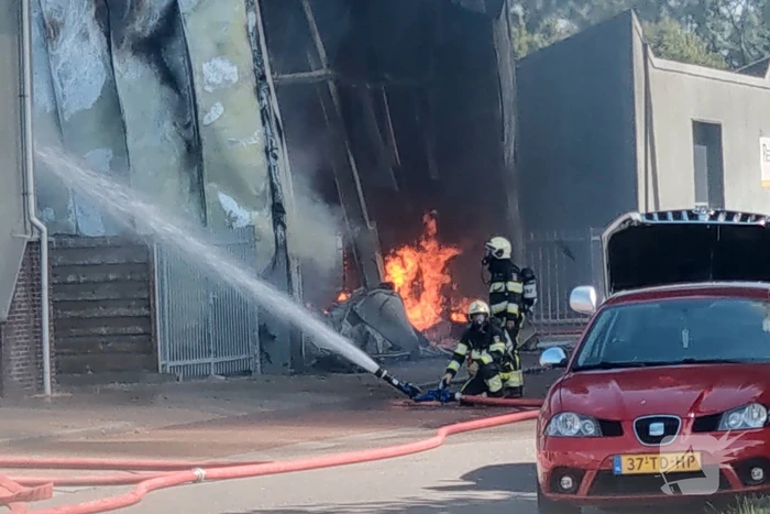Grote uitslaande brand in bedrijfspand