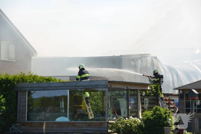 Grote uitslaande brand in bedrijfspand