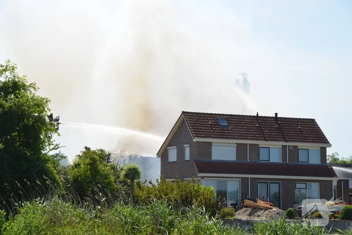 Grote uitslaande brand in bedrijfspand