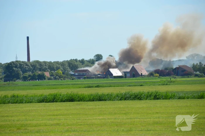 Grote uitslaande brand in bedrijfspand