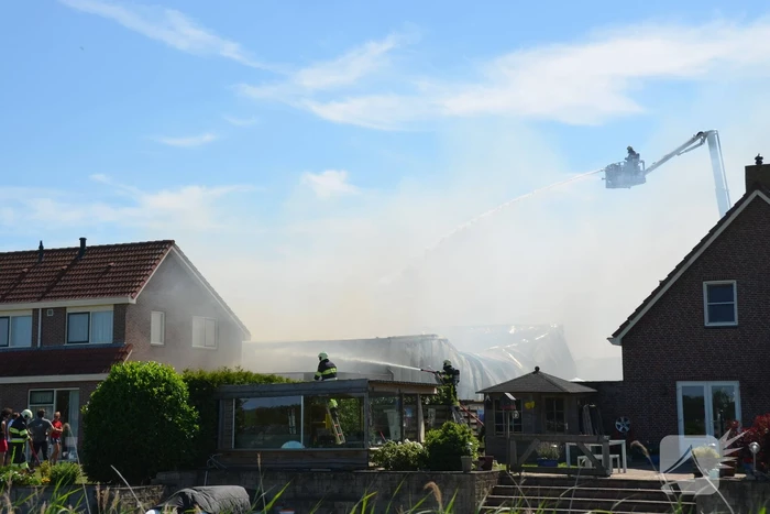 Grote uitslaande brand in bedrijfspand