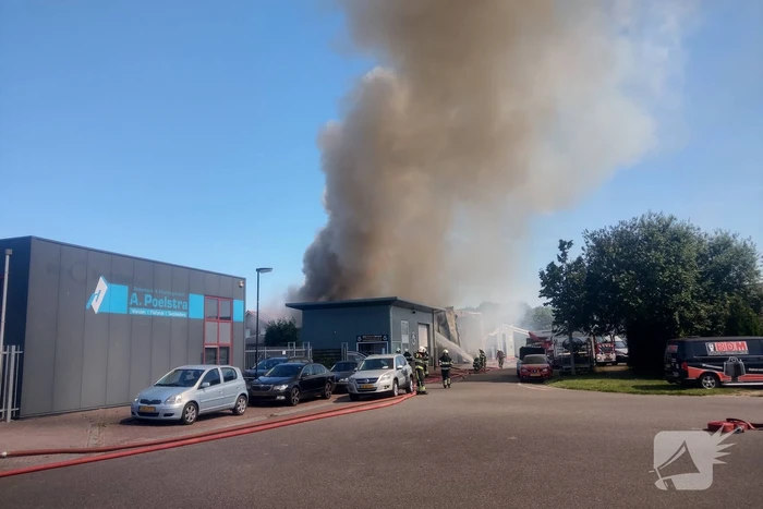 Grote uitslaande brand in bedrijfspand