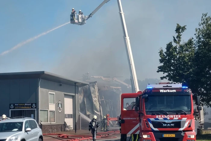 Grote uitslaande brand in bedrijfspand