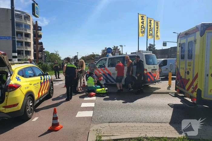 Wielrenner raakt gewond door botsing met afslaande auto