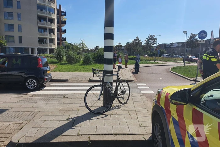Wielrenner raakt gewond door botsing met afslaande auto