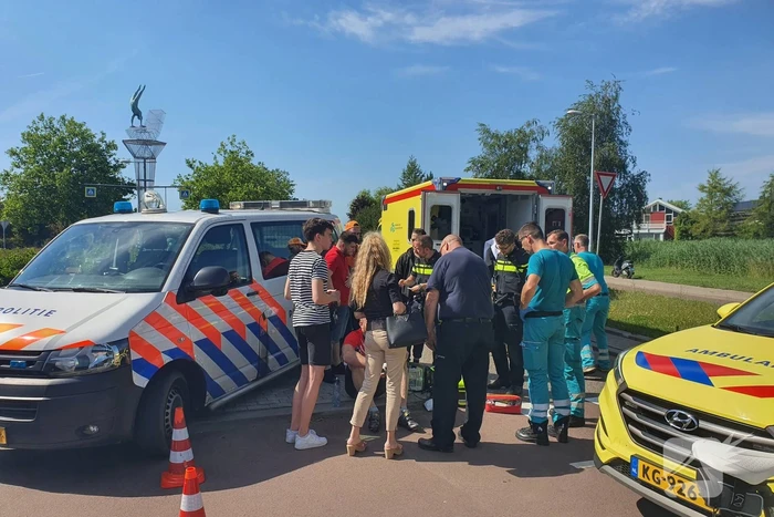Wielrenner raakt gewond door botsing met afslaande auto