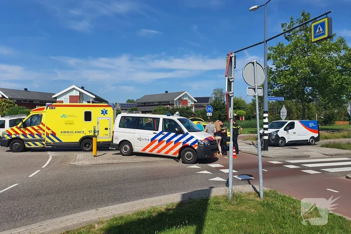 Wielrenner raakt gewond door botsing met afslaande auto