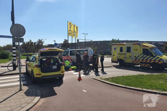 Wielrenner raakt gewond door botsing met afslaande auto
