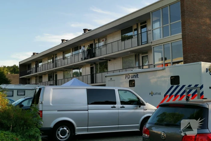 Onderzoek naar overleden vrouw in flat nog in volle gang