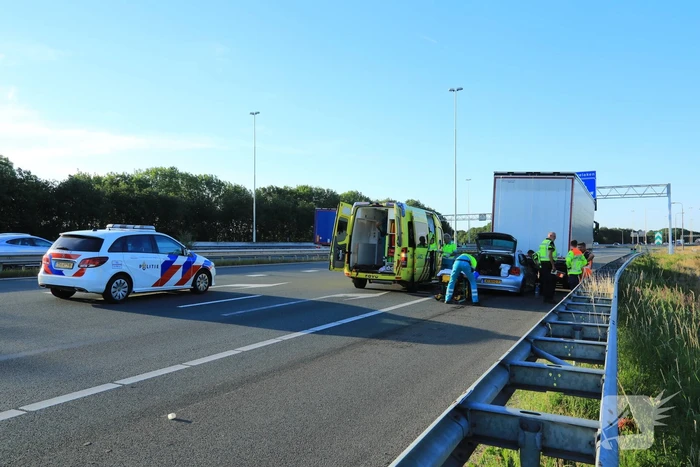 Auto schiet onder oplegger vrachtwagen
