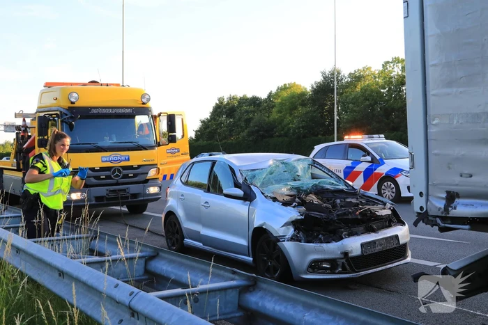 Auto schiet onder oplegger vrachtwagen