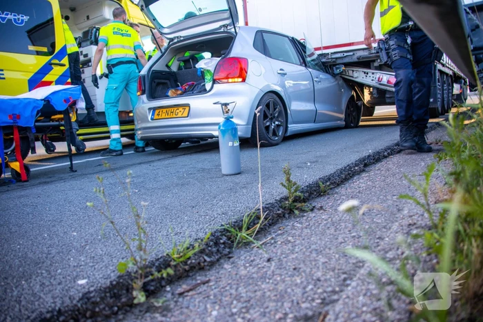 Auto schiet onder oplegger vrachtwagen