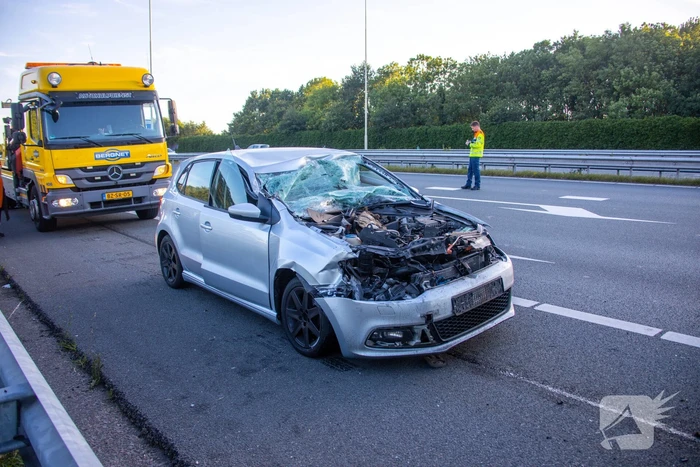 Auto schiet onder oplegger vrachtwagen