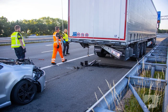 Auto schiet onder oplegger vrachtwagen
