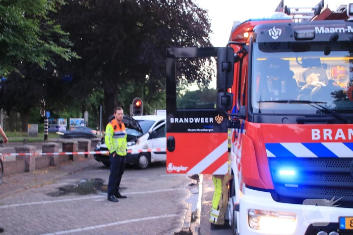 Bestelbus vliegt tijdens rijden in brand