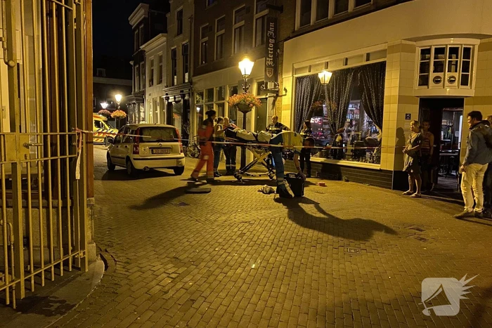 Persoon zwaargewond na val op straat