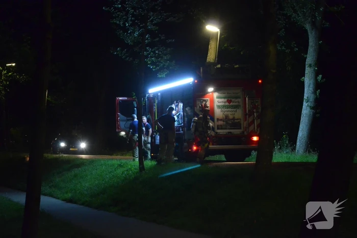 Brandweer blust brandende prullenbak