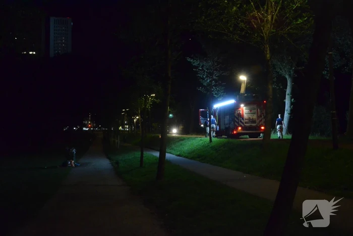 Brandweer blust brandende prullenbak