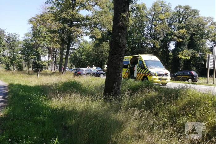Twee auto's botsen op de N350