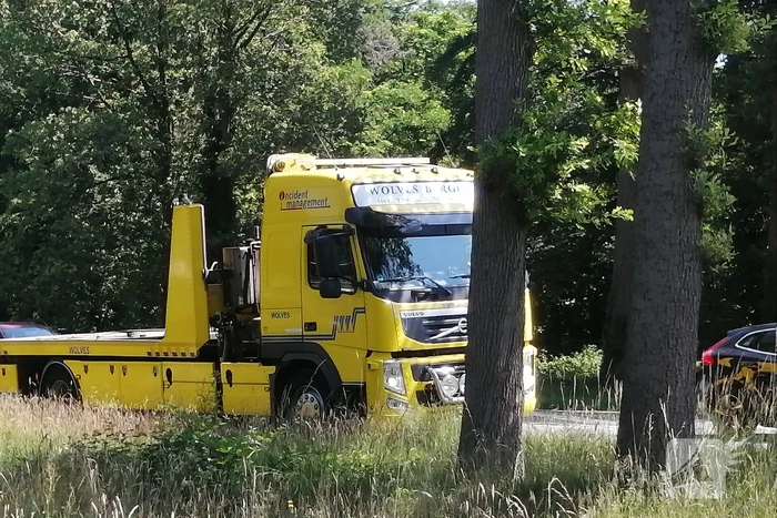Twee auto's botsen op de N350