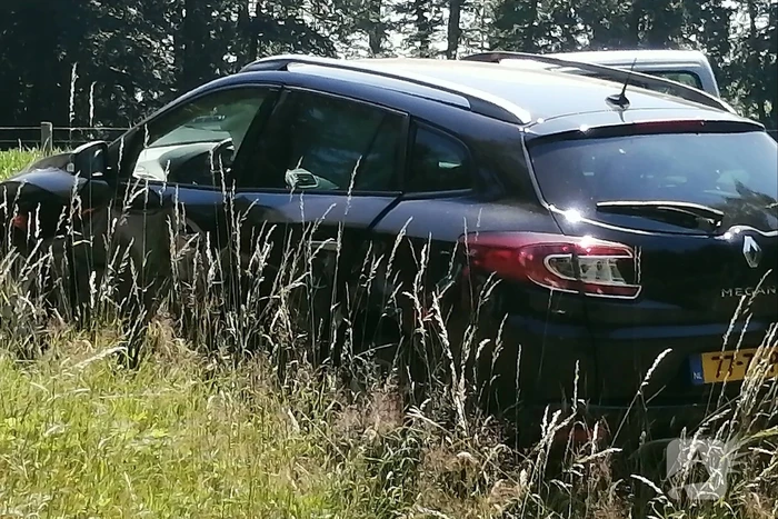 Twee auto's botsen op de N350