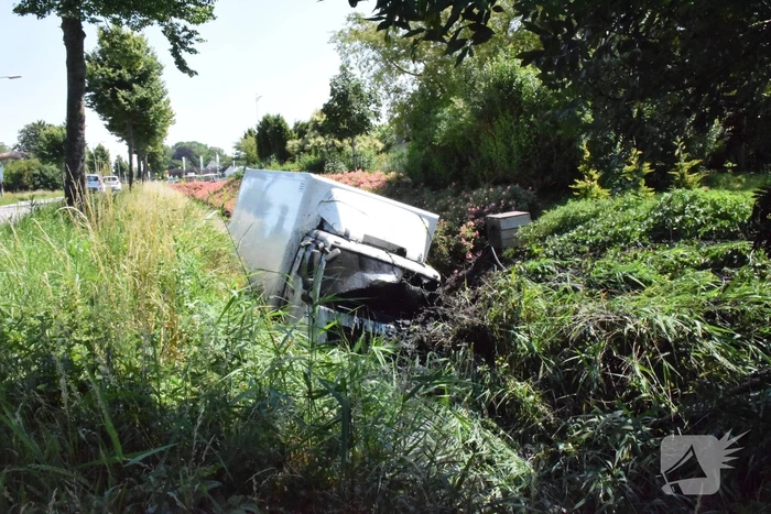 Vrachtwagen raakt van de weg en belandt in sloot